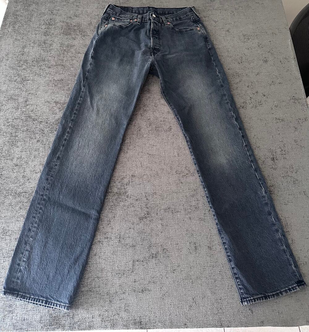 Levis 501 Original Fit Jeans Mens 33x34 Blue Wash Button Fly Straight Leg